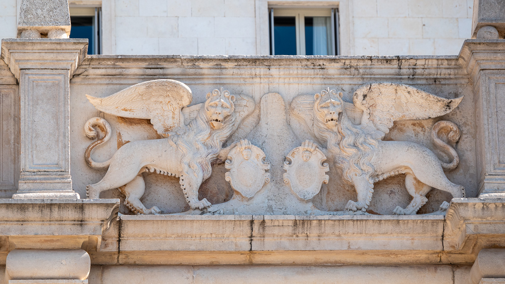 Devant le palace Elisabeth, une sculpture de lions ailés rapelle l'influence de Venise sur cette région.