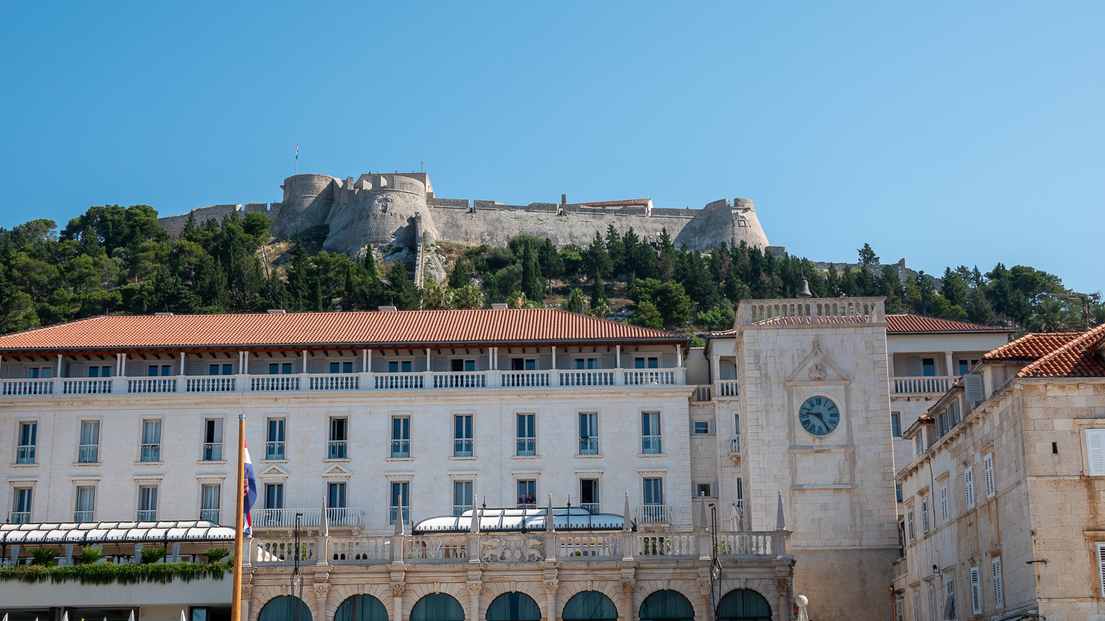 Palace Elisabeth et tour de l'horloge et citadelle..