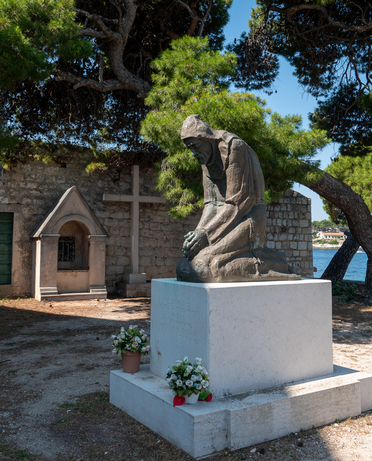 La statue de Saint-François en prière sur la terrasse du monastère des franciscains.