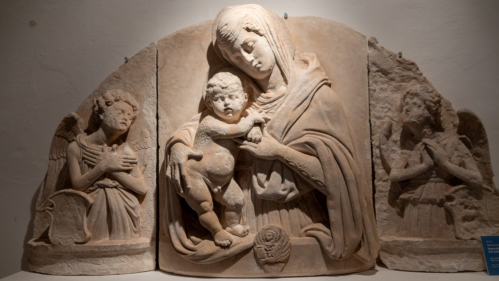 Vierge à l'enfant dans le muqée du monastère des franciscains.