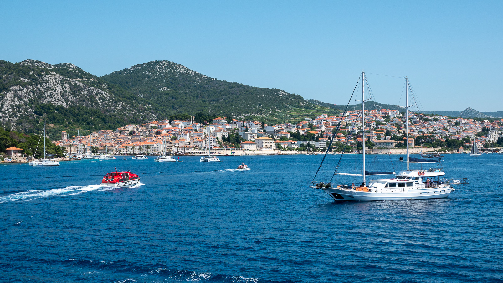 Nous voici devant Hvar.