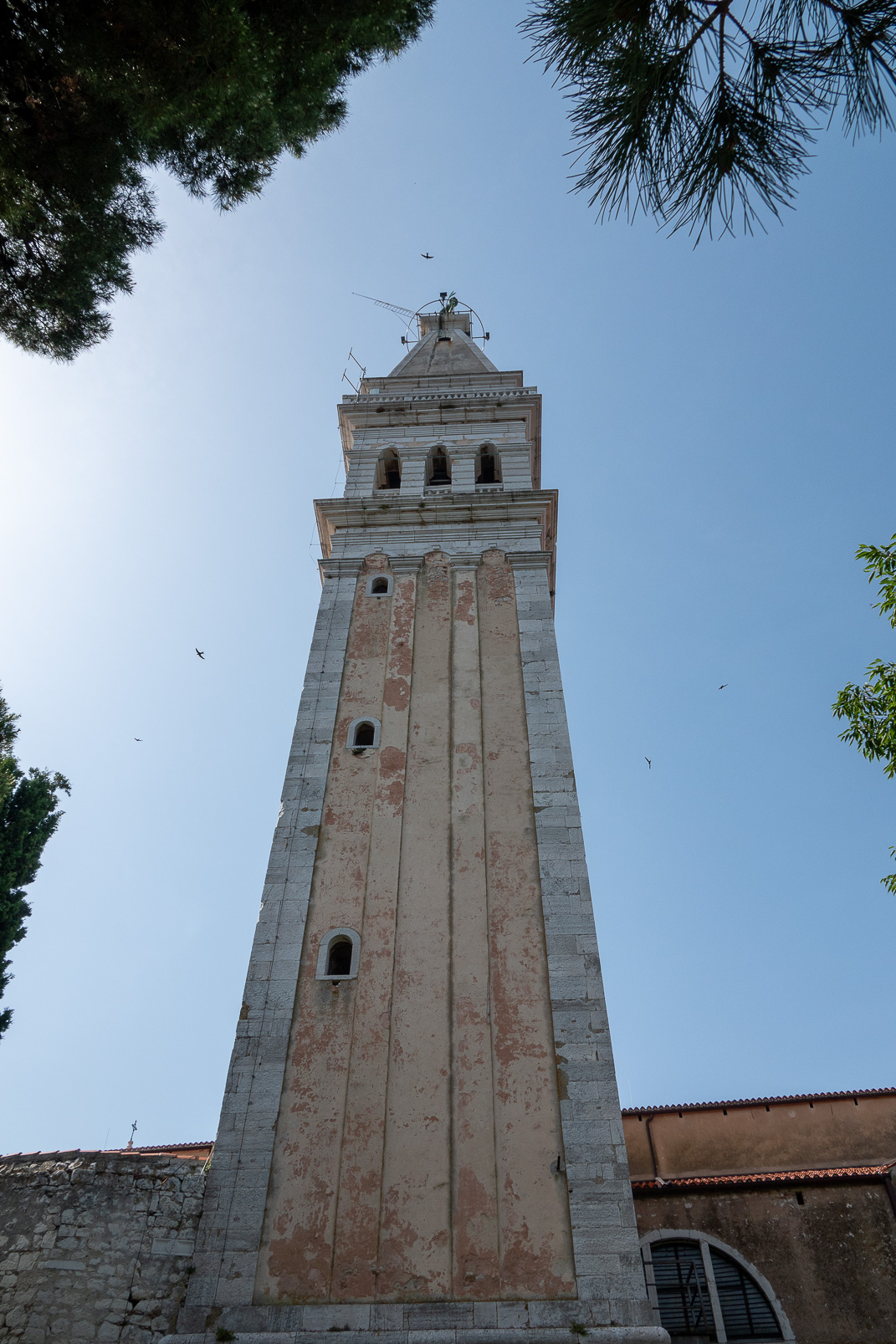 Campanile de la cathédrale Sainte Euphémie., haut de 63 mètres.