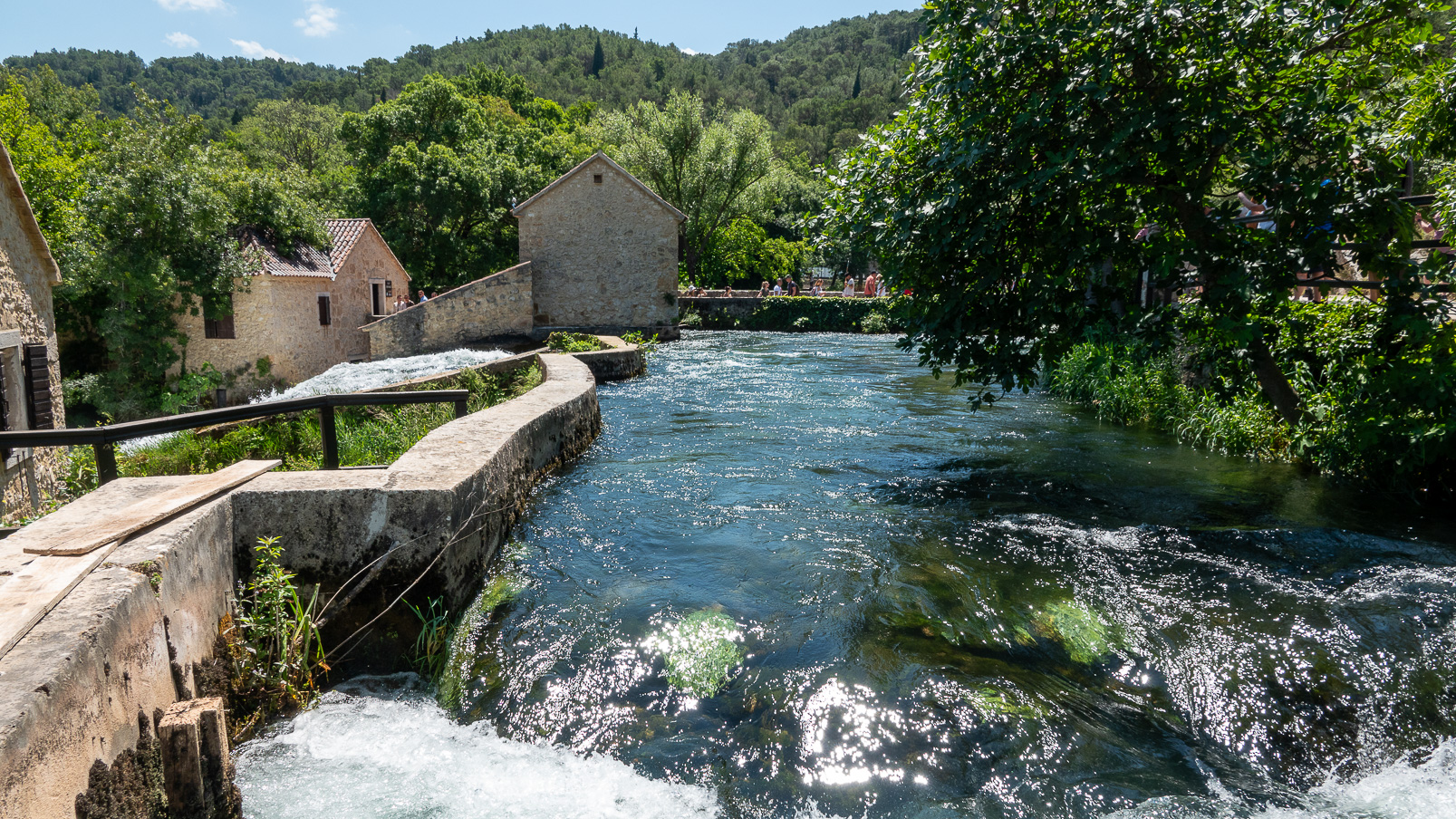 Point de départ de la balade le long des cascades sur le rivière Krka.