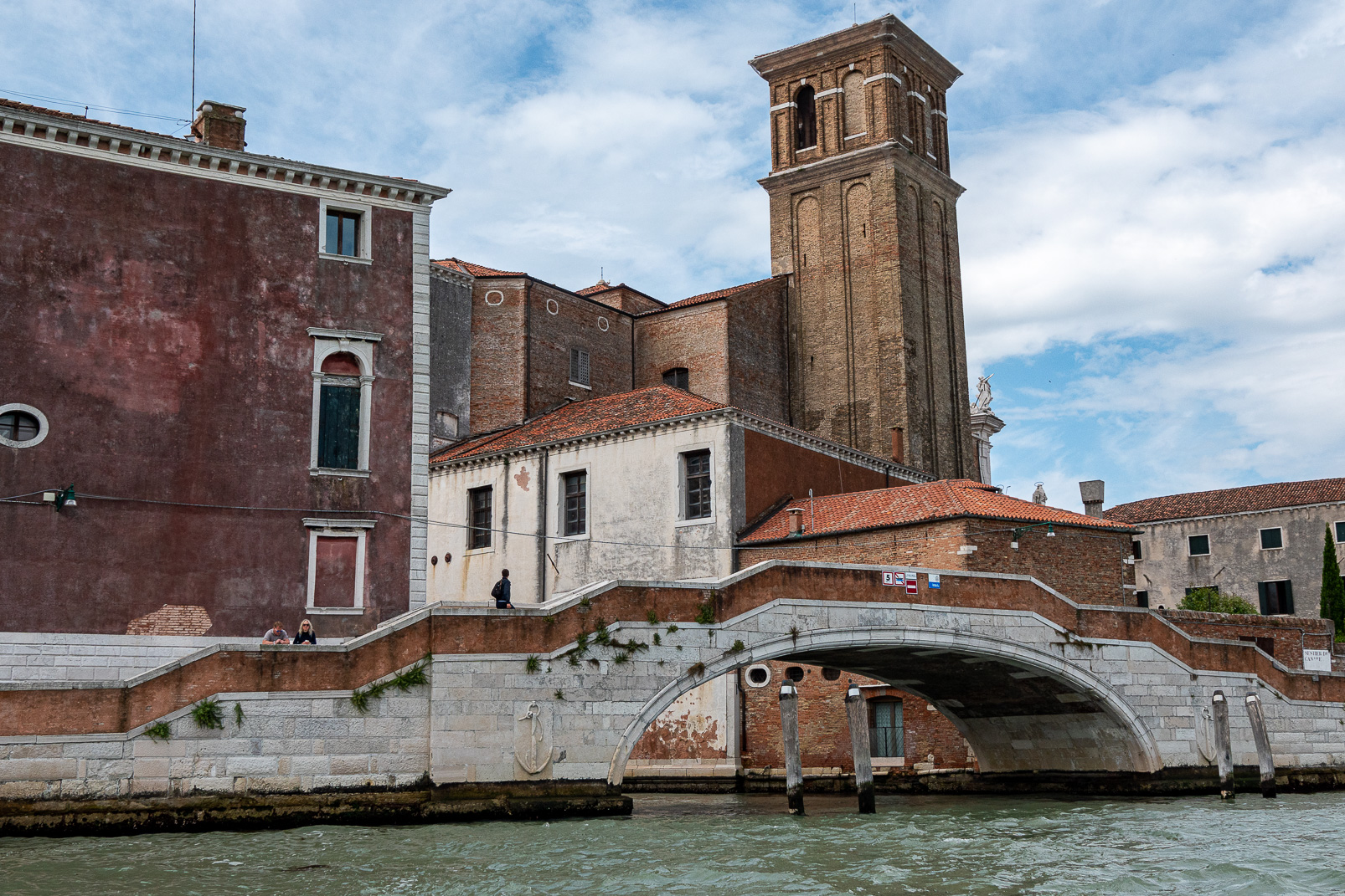 Ponte Dona et l'arrière de l'église des Jesuites.