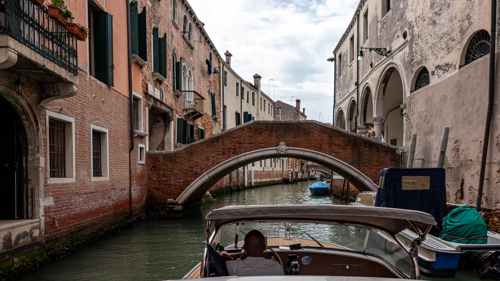 Dans le Rio della Pieta, une succession de ponts.