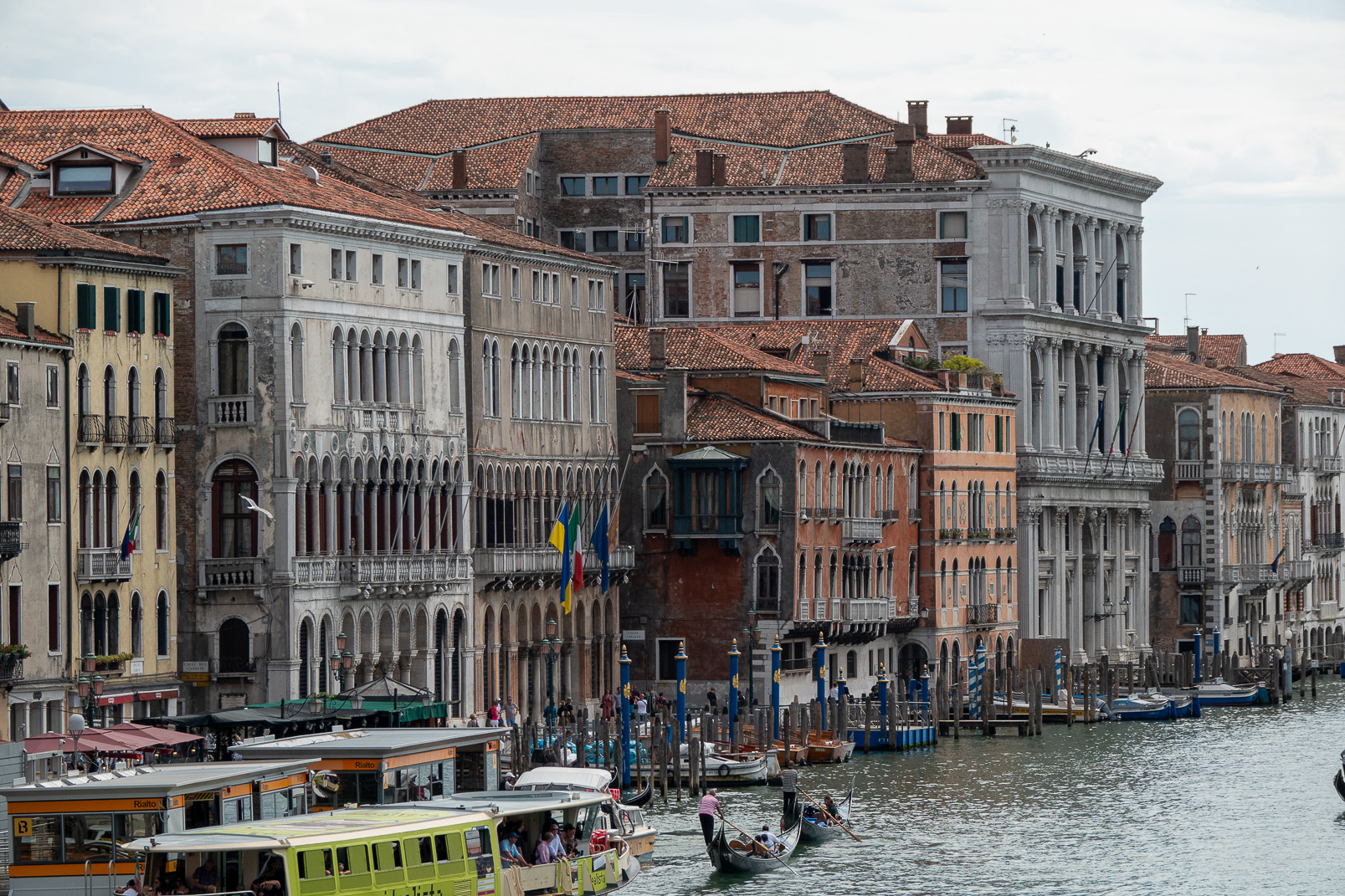 Plusieurs palais au bord du Grand Canal.