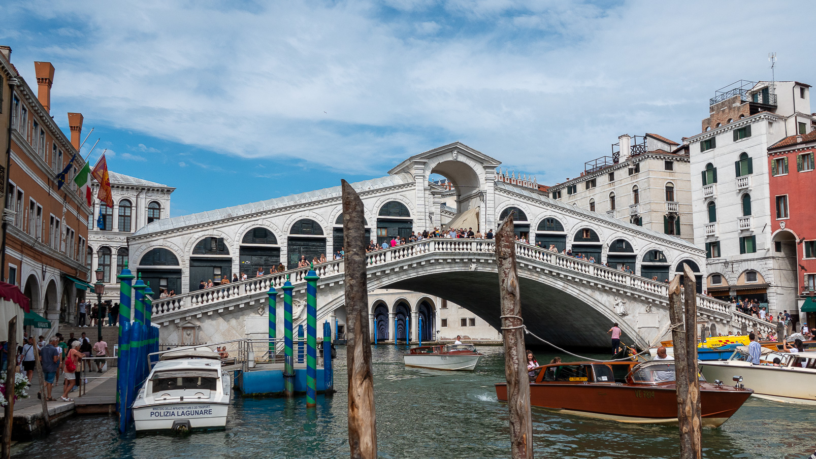 Le Ponte Rialto. sur le Grand Canal.