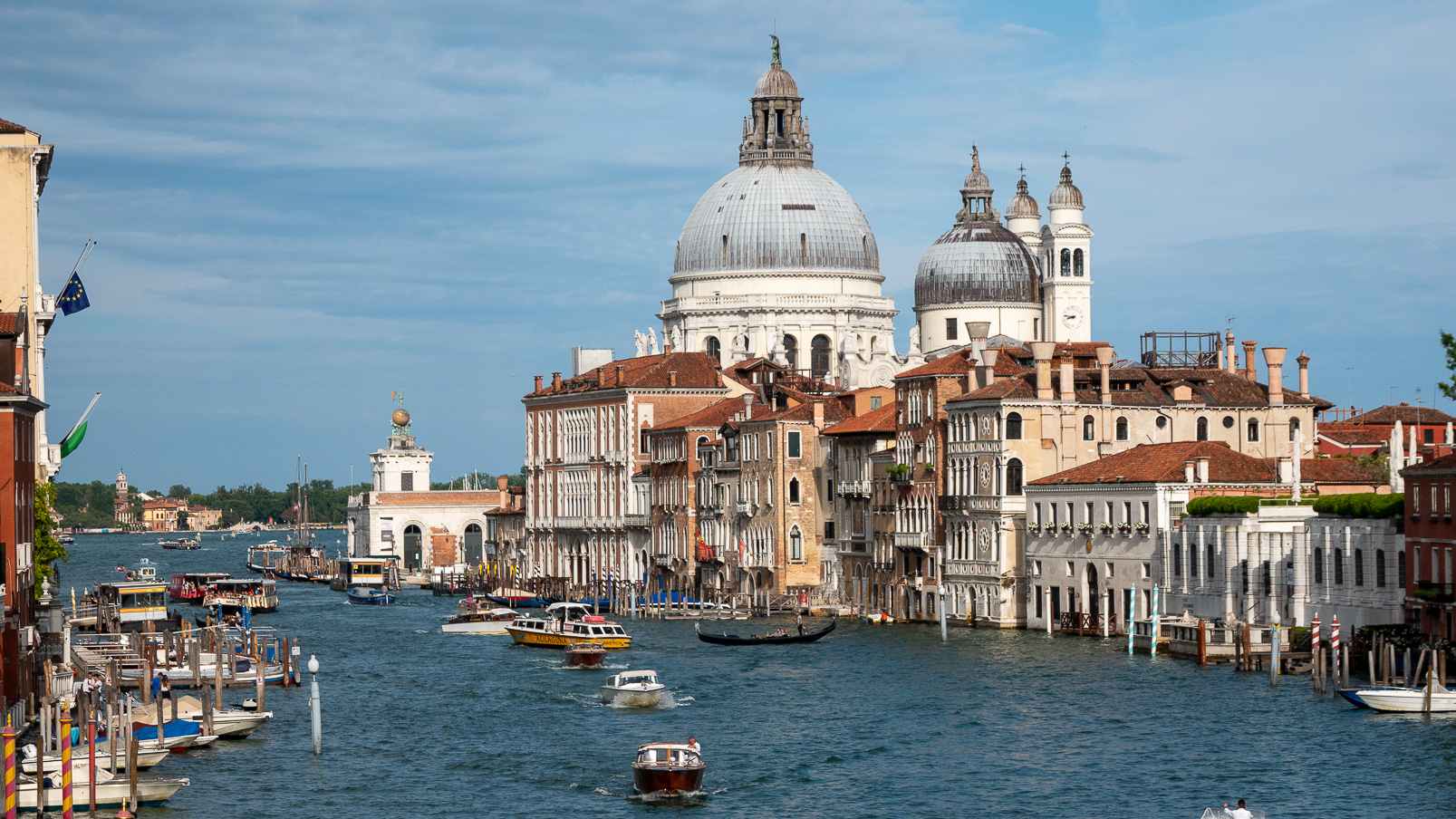 Le Grand Canal. vers Santa Maria della Salute.