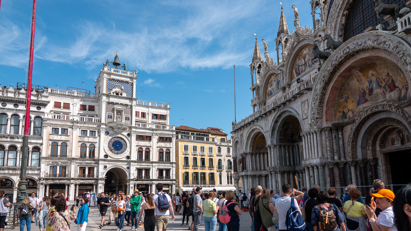 La Tour de l'Horloge et la façade de la Basilique San Marco.