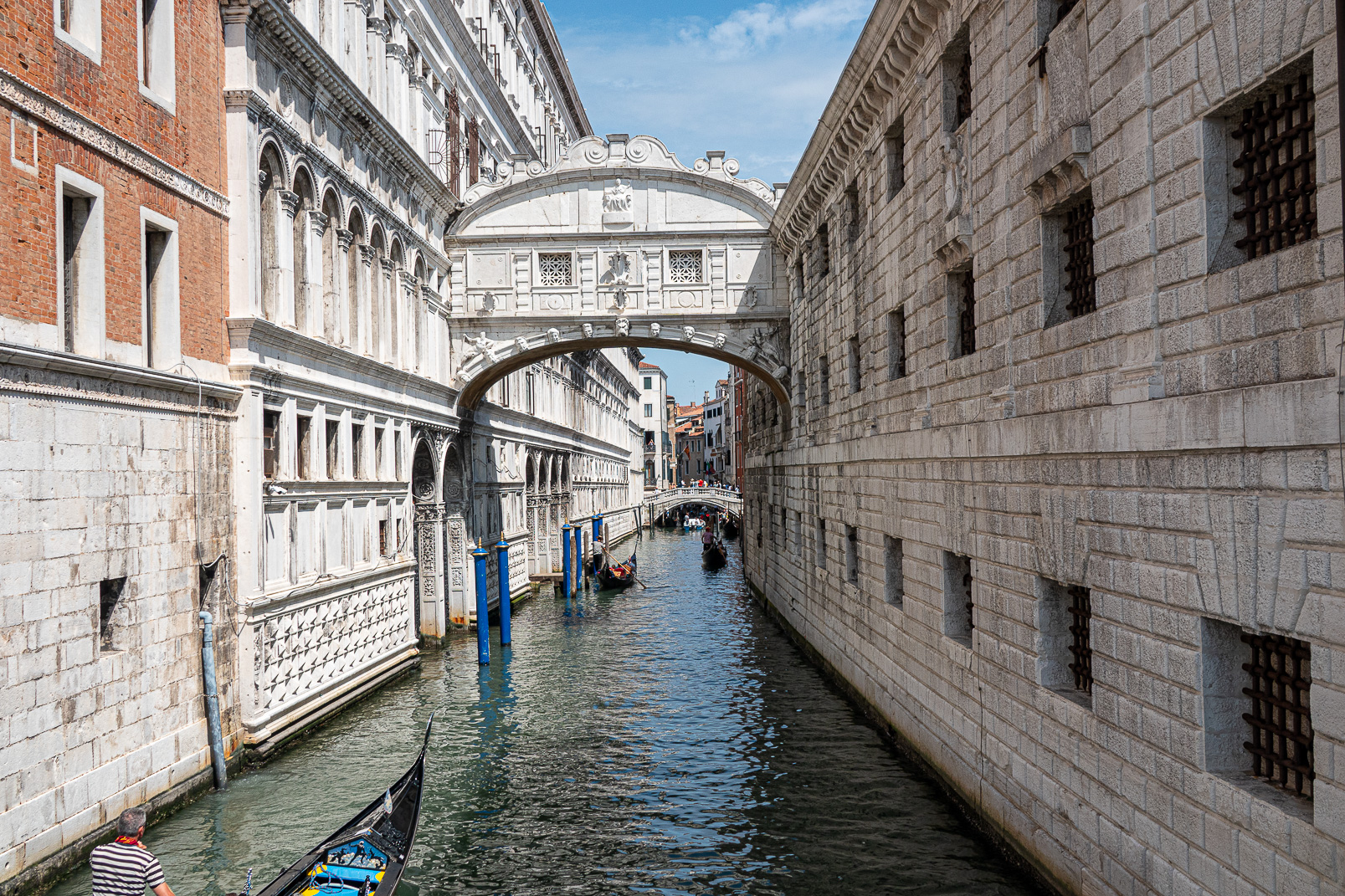 Le Pont des Soupirs. passage entre la prison et le Palais des Doges.