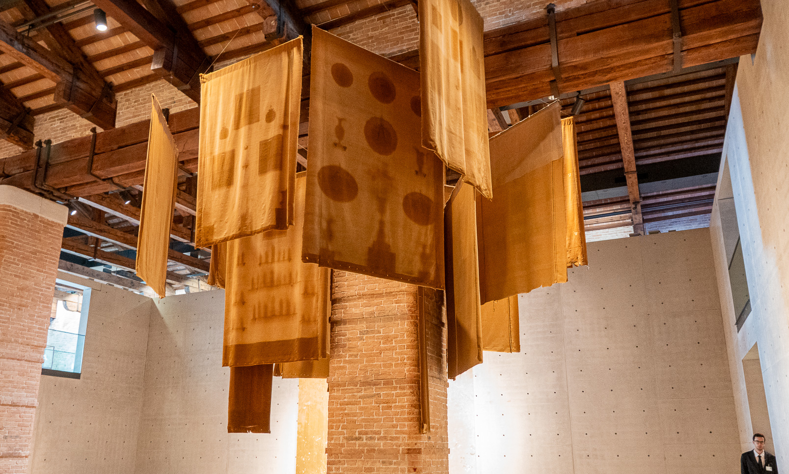 Danh Vo - "Christmas (Rome)- 2012"-
 Suspendues au coeur de l'espace central, des pièces de velours décolorées par la lumière et le temps 
provenant des musées du Vatican, gardent la trace des objets liturgiques qui y étaient disposés